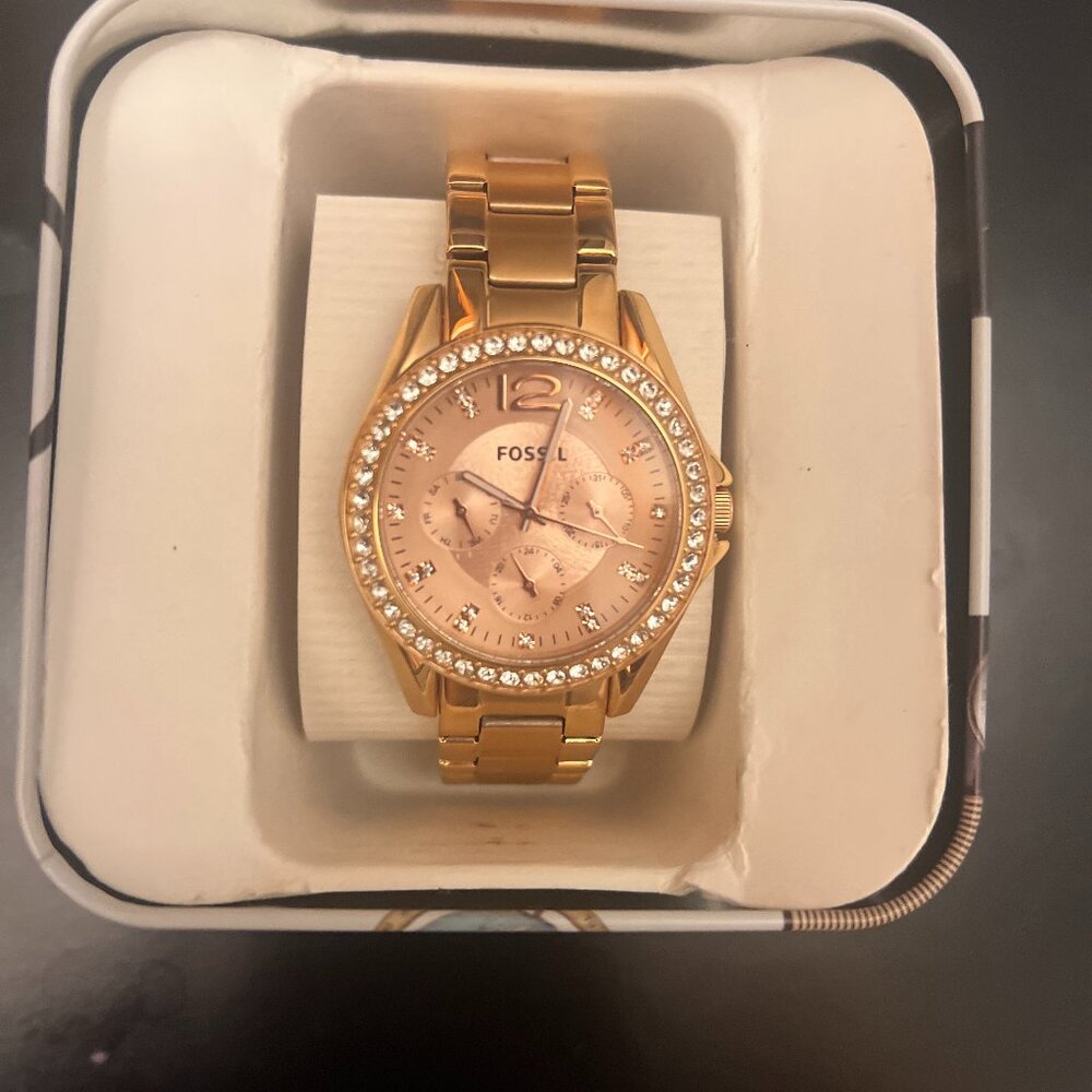 Brand New Gold Fossil Watch with Crystalo Bezel – Never Worn!”